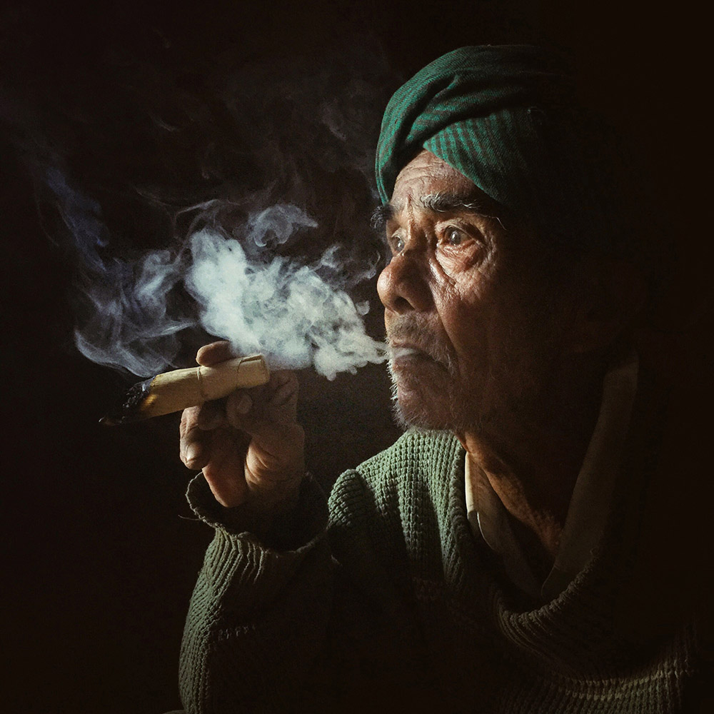 Aung Pyae Soe, «Курящий старик». 1-е место  в категории «Портреты». Mobile Photography Awards 2015