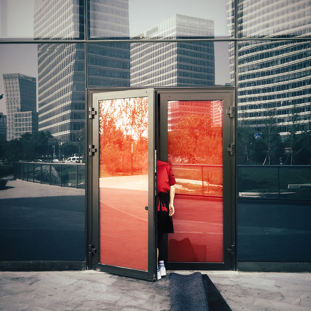 Jian Wang «Красная дверь». Гран-при Mobile Photography Awards 2015
