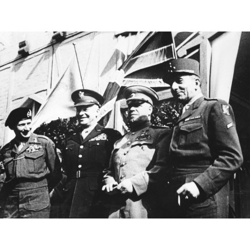 Е.Халдей. Командующие союзными войсками маршалы Жуков и Монтгомери, генералы Эйзенхауэр и де Латр де Тассиньи в Берлине.
