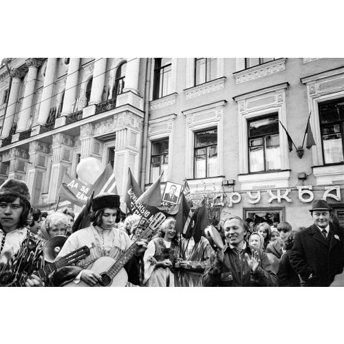 На праздничной демонстрации (Ленинград, 1975 г.)