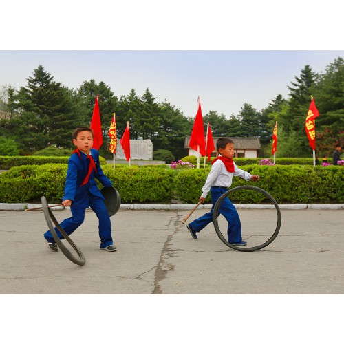 © Василий Шишкин «Детские забавы» (Северная Корея)