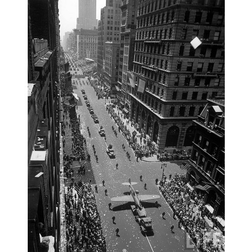Andreas Feininger. Парад в Нью-Йорке. Гидросамолёт (1942)