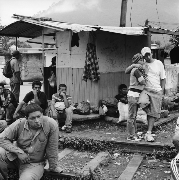 Мигранты из Центральной Америки ждут северного грузового поезда на ж/д путях в городе Орисаба (шт. Веракрус).  В Орисаба нет приюта для мигрантов, поэтому они живут, часто по несколько дней, под открытым небом. 22 июля 2010 года. Фото Мишель Франкфуртер.