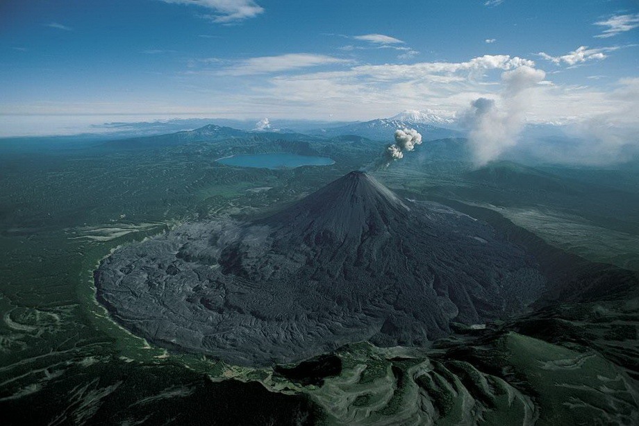 Извержение вулкана Карымский на Камчатке. Фото Яна Артюс-Бертрана