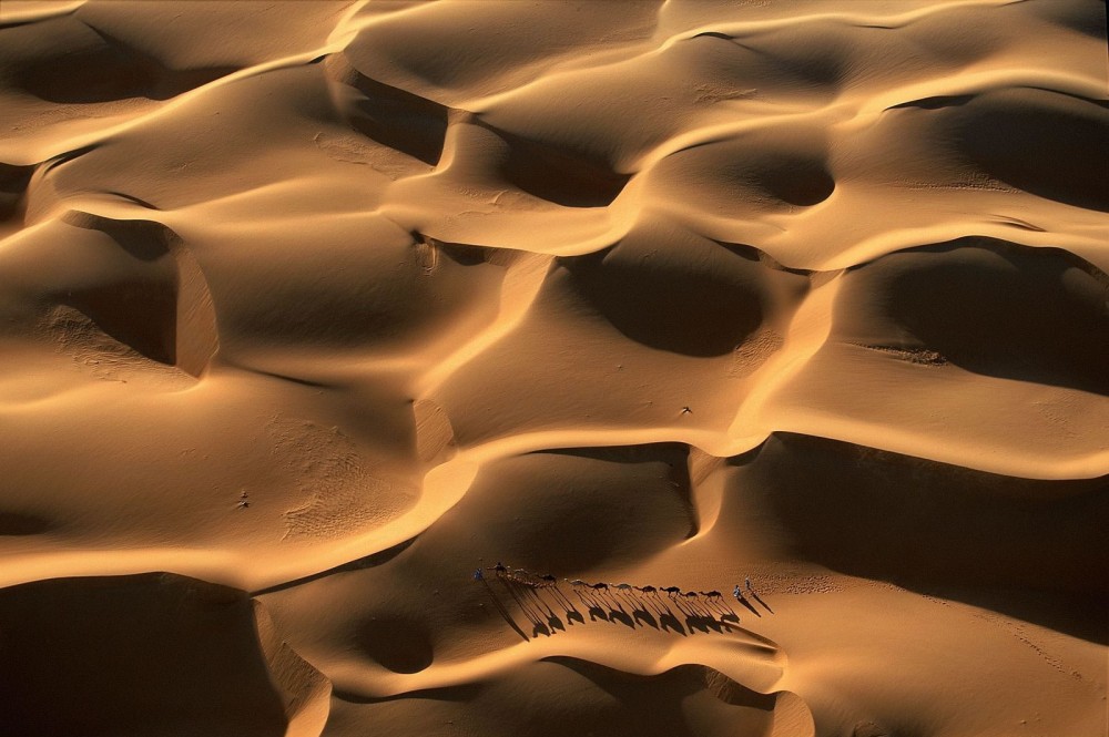 Караван в дюнах. Мавритания. Фото Яна Артюс-Бертрана