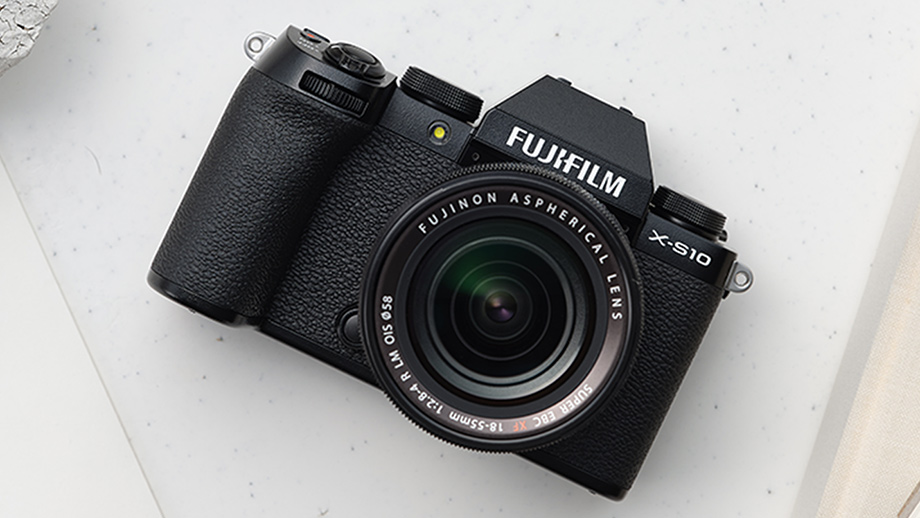Новая беззеркальная камера Fujifilm X-S10