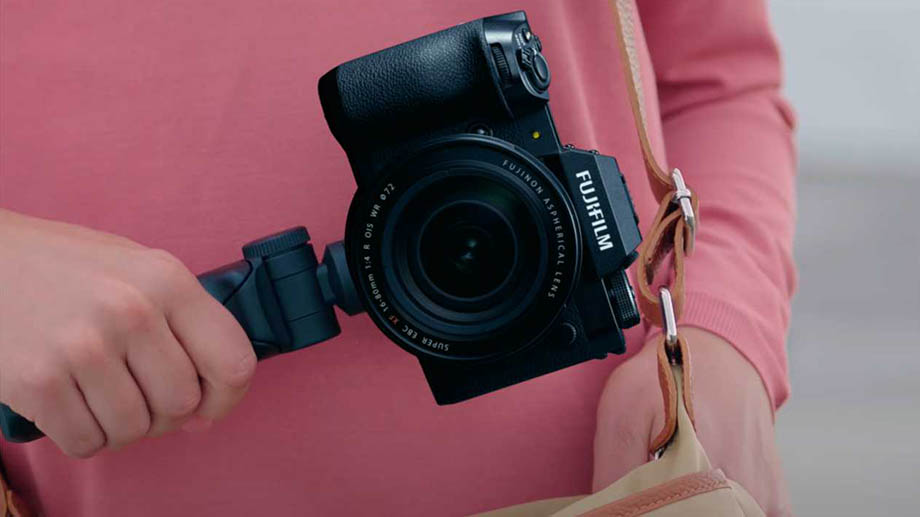 Fujifilm вскоре представит штатив-рукоятку TG-BT1 для камер